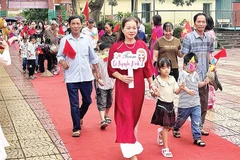 Phụ huynh học sinh và thầy, cô giáo Trường tiểu học Cẩm Văn đồng hành cùng các con vào lớp 1.