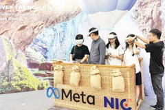 Các bạn trẻ trải nghiệm tour thực tế ảo chinh phục Sơn Đoòng - hang động lớn nhất thế giới tại trưng bày thành tựu đổi mới sáng tạo 2024.