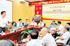 Đảng ủy phường Phúc Lợi tổ chức hội nghị lấy ý kiến đóng góp vào dự thảo Báo cáo chính trị Đại hội Đảng bộ phường lần thứ nhất, nhiệm kỳ 2025-2030. (Ảnh HIỀN LƯƠNG)