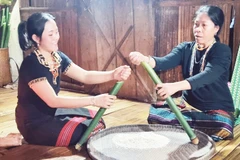 Phụ nữ Pa Kô làm món Đổi A-lỗq chuẩn bị cho ngày lễ Aza.