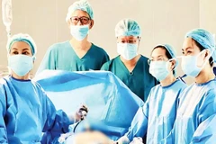 Ê-kíp bác sĩ Bệnh viện Từ Dũ cơ sở 2 thực hiện ca phẫu thuật nội soi.