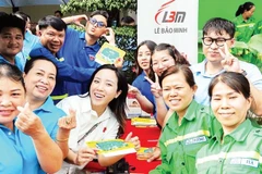 Công nhân vệ sinh, môi trường đô thị hòa cùng niềm vui với “Xây Tết 2026”.