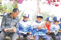 Phụ huynh và học sinh đọc sách tại mô hình “Thư viện cộng đồng”.