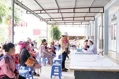 Người dân đến khám, chữa bệnh tại Trạm y tế xã Khun Há.