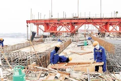 Kỹ sư, công nhân thi công cầu Kênh Vàng.