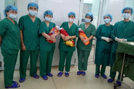 Kíp mổ thực hiện phẫu thuật thành công ba bé trai sinh cùng trứng.