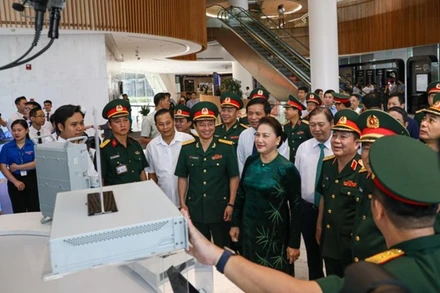 Đồng chí Nguyễn Thị Kim Ngân bày tỏ những ấn tượng, đánh giá cao những thành tựu mà Viettel đã đạt được trong gian qua và đặt ra những yêu cầu đối với Tập đoàn trong thời gian tới. (Ảnh: Minh Sơn/Vietnam+)