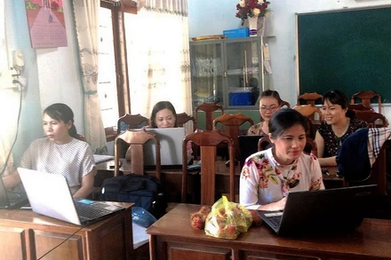 Giáo viên Trường Tiểu học Nguyễn Thái Bình, xã Đăk Rơ Wa, TP Kon Tum tham gia bồi dưỡng Modun 1, Chương trình Giáo dục phổ thông 2018 bằng hình thức tự học qua mạng.