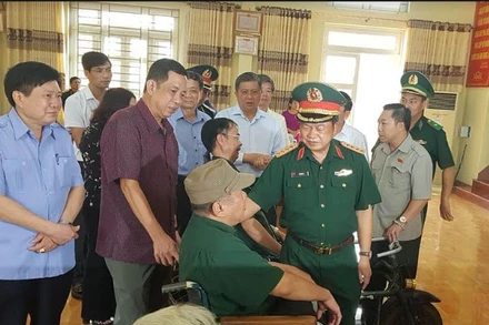 Phó Chủ tịch Quốc hội thăm hỏi và tặng quà thương, bệnh binh tại Trung tâm Điều dưỡng người có công tỉnh Phú Thọ.