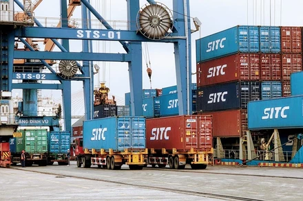 Bốc xếp hàng hóa tại cảng Đình Vũ (Hải Phòng).