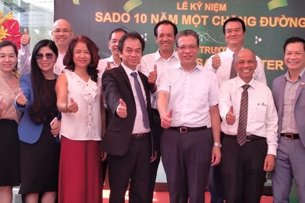 Các đại biểu tham dự Lễ kỷ niệm 10 năm thành lập Công ty CP Sado Germany Windo và khởi công xây dựng Nhà máy sản xuất phụ kiện và đùn profile nhôm.