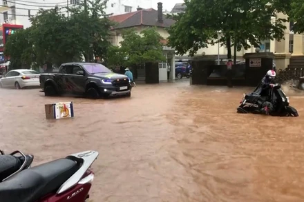 Nhiều tuyến đường tại Đà Lạt bị ngập sâu sau mưa lớn.