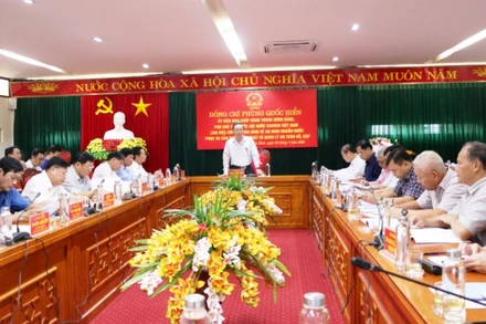 Phó Chủ tịch Quốc hội Phùng Quốc Hiển phát biểu tại buổi làm việc.