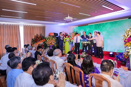 Các đại biểu bấm nút khai trương Bệnh viện Phụ sản Thiện An.