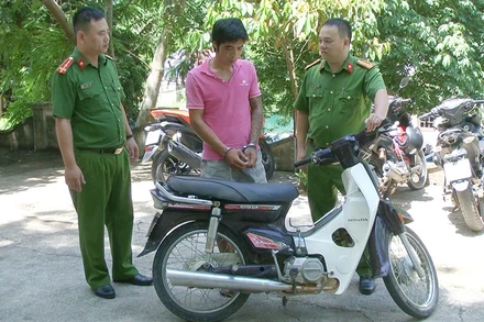 Công an bắt giữ Hà Văn Duẩn có hành vi trộm cắp xe máy.