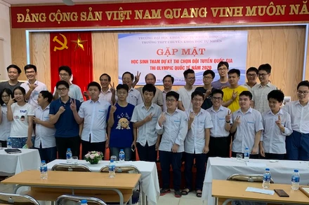 Gặp gỡ các học sinh xuất sắc của Trường THPT chuyên Khoa học Tự nhiên trong đội tuyển quốc gia tham dự Olympic quốc tế năm 2020 (Ảnh: HUS)