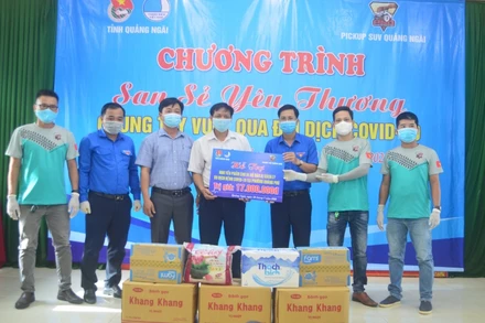 Trao tặng nhu yếu phẩm cho người dân khu cách ly tại tổ 9, phường Quảng Phú.