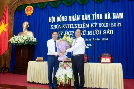 Đồng chí Phạm Sỹ Lợi, Phó Bí thư tỉnh ủy, Chủ tịch HĐND tỉnh chúc mừng ông Trần Xuân Dưỡng được HĐND tỉnh bầu giữ chức Phó Chủ tịch UBND tỉnh Hà Nam