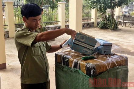 Lực lượng chức năng đang kiểm tra lô hàng khẩu trang.