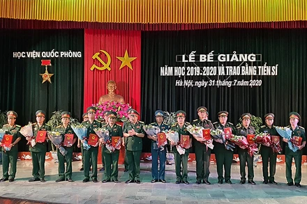 Các nghiên cứu sinh nhận bằng Tiến sĩ quân sự tại buổi lễ.