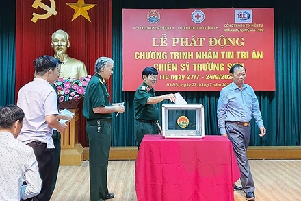 Đại diện các bộ, ngành, đoàn thể, đơn vị ủng hộ trực tiếp Chương trình bằng tiền mặt. 