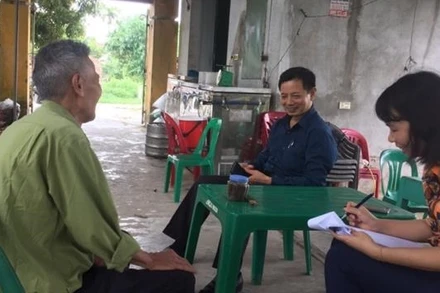 Cán bộ Phòng Lao động, Thương binh và Xã hội tới các hộ dân rà soát các đối tượng được hưởng trợ cấp xã hội.