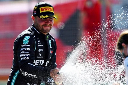 Đội đua F1 Mercedes giành chiến thắng