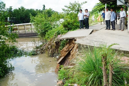 Tuyến đường bê-tông ngang 3m đã bị nước nhấn chìm hàng chục mét.
