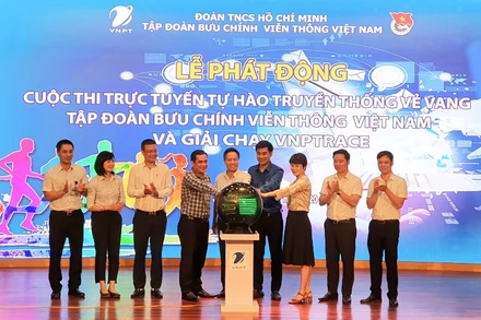 Đại diện lãnh đạo Tập đoàn VNPT và các đơn vị liên quan ấn nút phát động cuộc thi. 