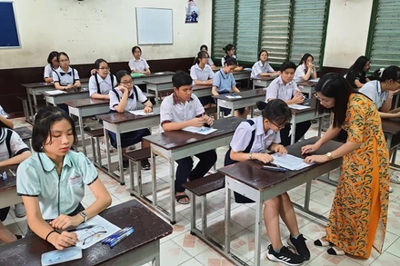 Cán bộ coi thi kiểm tra trước khi bắt đầu môn thi của ngày đầu tiên.