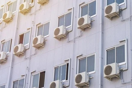 Máy điều hòa không khí ở Mỹ thải ra khoảng 100 tấn carbon dioxide vào không khí mỗi năm và các chuyên gia cảnh báo "về cơ bản, chúng ta đang tự đốt nóng mình". Ảnh: Getty Images.