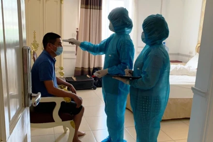 Kiểm tra thân nhiệt hằng ngày cho người nước ngoài tại khách sạn Diệu Linh, huyện Vũ Thư (tỉnh Thái Bình).