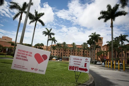 Biển chỉ dẫn xét nghiệm Covid-19 bên ngoài bệnh viện Baptist tại Miami, bang Florida (Mỹ) - nơi ghi nhận số ca mắc mới cao kỷ lục trong 24 giờ qua với hơn 15.000 ca. (Ảnh: Reuters)