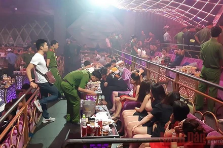 Lực lượng công an kiểm tra bên trong quán.