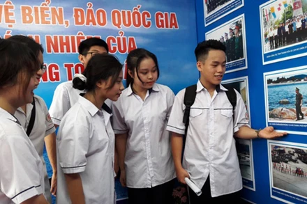 Học sinh tham quan triển lãm