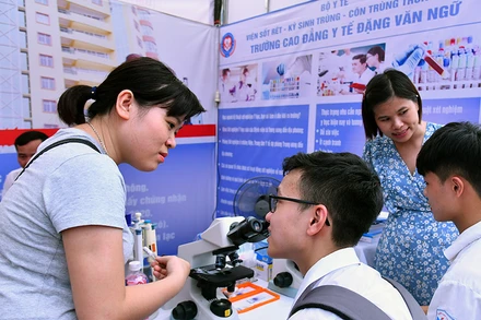 Tư vấn tuyển sinh cho học sinh trước Kỳ thi tốt nghiệp THPT 2020 (Ảnh: DUY LINH)