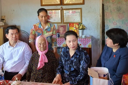 Chủ tịch Quốc hội Nguyễn Thị Kim Ngân thăm, tặng quà Mẹ Việt Nam Anh hùng Võ Thị Vĩ (ở thị trấn Đất Đỏ, huyện Đất Đỏ).