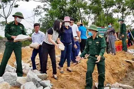 Đồn Biên phòng Hà Tĩnh xây dựng, bàn giao 66 ngôi nhà tình nghĩa cho các gia đình khó khăn trên địa bàn. 