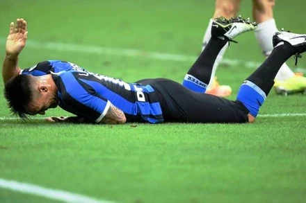 Tiền đạo Lautaro Martinez thất vọng sau trận hòa của Inter Milan trước Fiorentina. (Ảnh: Reuters)