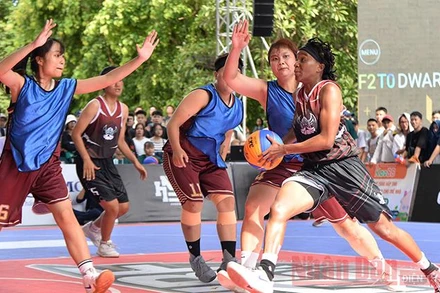 Các trận đấu giữa các đội nữ diễn ra không kém phần sôi nổi với nhiều tình huống tranh bóng quyết liệt giữa các vận động viên.