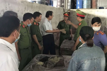 Lực lượng chức năng kiểm tra, thu giữ số chất thải.