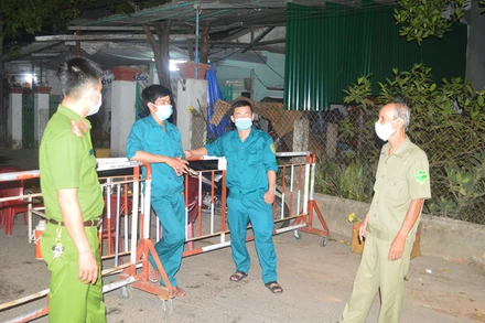Lực lượng chức năng không quản khó khăn ngày đêm canh chốt phòng, chống dịch tại khu vực bệnh nhân 419 sinh sống.