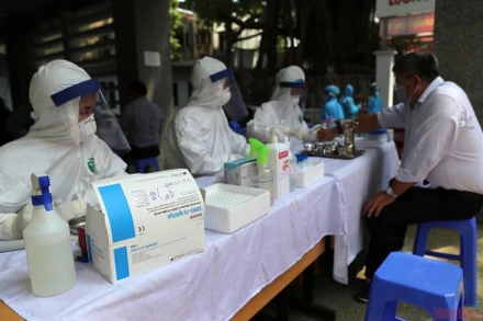 Hà Nội bắt đầu xét nghiệm Covid-19 cho những người trở về từ Đà Nẵng