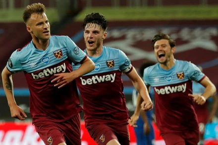 Yarmokenko (trái) mừng bàn thắng vào lưới của Chelsea.