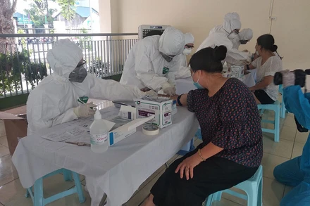 Phường Liễu Giai tổ chức xét nghiệm nhanh cho người dân trở về từ Đà Nẵng. Ảnh: TUYẾT THANH