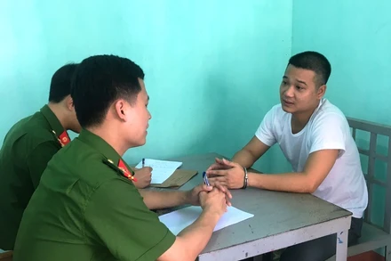 Cán bộ điều tra lấy lời khai của đối tượng Phạm Văn Ân.