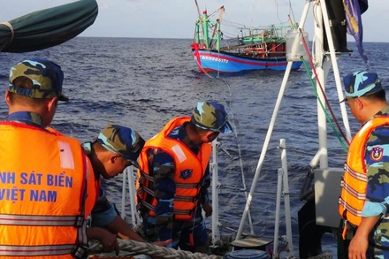Thực thi nhiệm vụ trên biển, Cảnh sát biển Việt Nam thường xuyên hỗ trợ, tìm kiếm cứu nạn, giúp tàu thuyền ngư dân.
