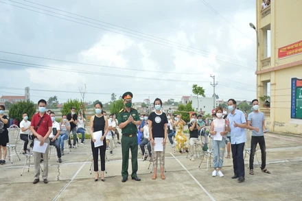 Trao giấy chứng nhận hoàn thành thời gian cách ly tập trung cho 114 công dân trở về từ Angola.