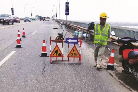 Tiến hành sửa cầu Thăng Long.