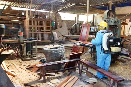 Phun hóa chất diệt muỗi ở vùng dịch.